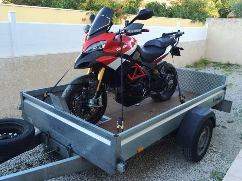 Plataforma basculante: 2,60 m x 1,53 m / 750 kg.........